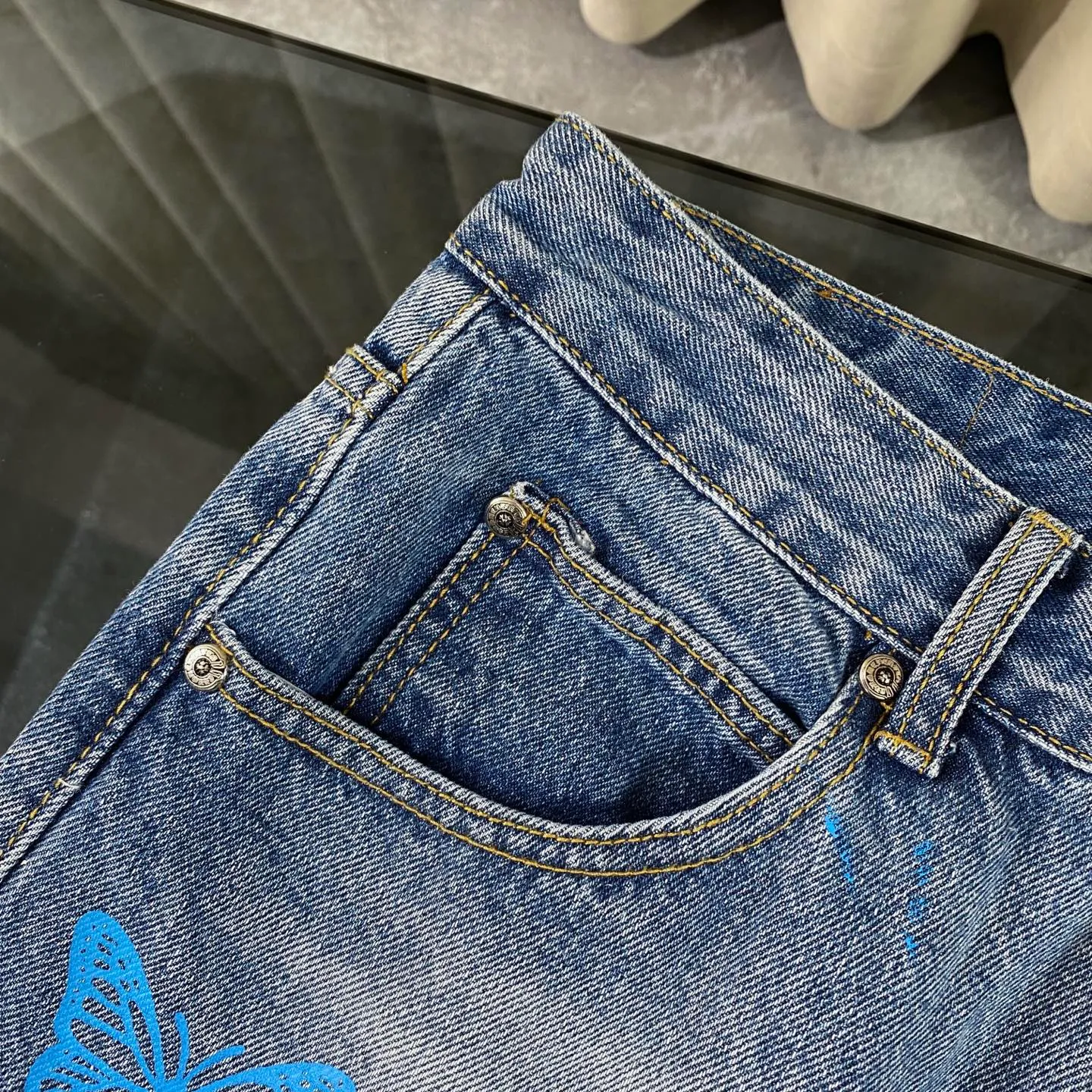 P230 Chrome Hearts 2025 new rare three-color butterfly print couple's washed loose jeans. High version, high version, top ceiling quality. Styles with different washed textures, very friendly to people with thin legs and thick legs. The straight version is very flattering to the leg shape. Moderate length that never goes out of style, easy to match with casual, basic styling for various styles, a must-have in the wardrobe! The fabric is stiff but also makes the upper body soft without losing texture. The washing process is even more perfect. It is a must-have item for everyone! ! ! Washed wheat, hang tag, pants label, three labels complete Color: blue Size: 28, 30, 32, 34